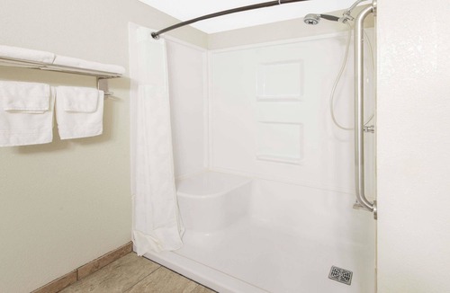 Moberly Hotel | Super 8 by Wyndham Moberly MO