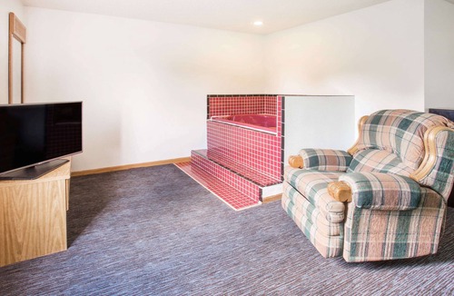 Monmouth Hotel | Super 8 by Wyndham Monmouth IL