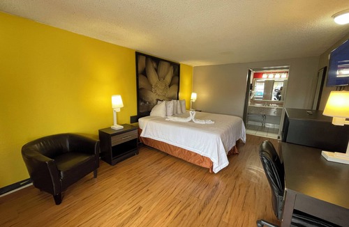 Monroe Hotel | Super 8 by Wyndham Monroe