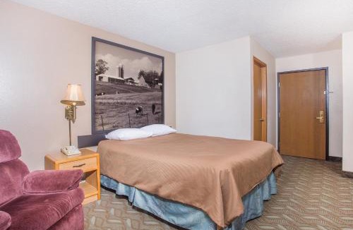 Monroe Hotel | Super 8 by Wyndham Monroe WI