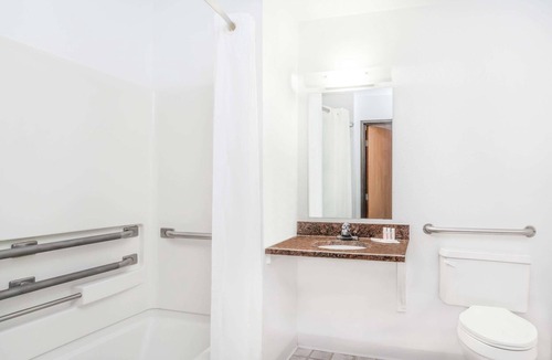 Montgomery Hotel | Super 8 by Wyndham Montgomery Maybrook