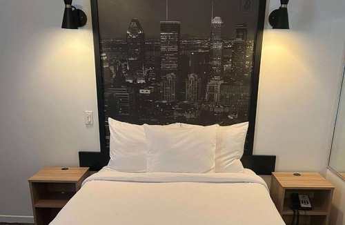 Cote-Des-Neiges—Notre-Dame-De-Grace Hotel | Super 8 by Wyndham Montreal