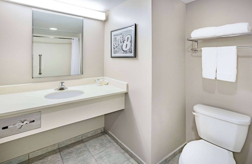 Mount Laurel Hotel | Super 8 by Wyndham Mount Laurel