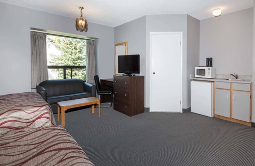 Hamilton Hotel | Super 8 by Wyndham Mt Hope Hamilton Intl Arpt ON