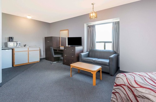 Hamilton Hotel | Super 8 by Wyndham Mt Hope Hamilton Intl Arpt ON