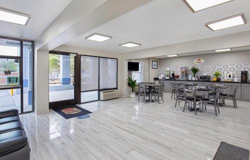 Bellevue Hotel | Super 8 by Wyndham Nashville West