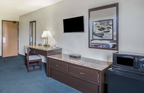 New Castle Hotel | Super 8 by Wyndham New Castle