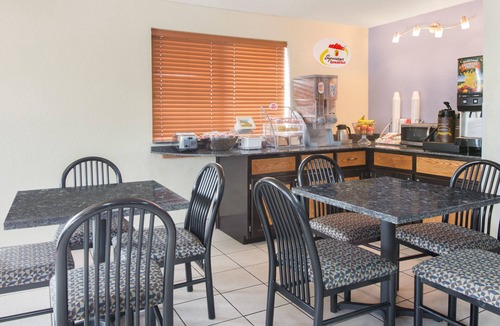 New Castle Hotel | Super 8 by Wyndham New Castle