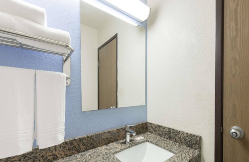 New Castle Hotel | Super 8 by Wyndham New Castle