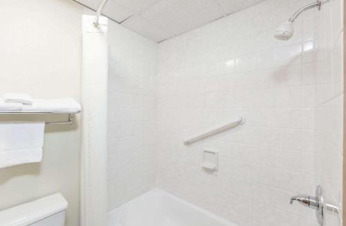 Newton Hotel | Super 8 by Wyndham Newton
