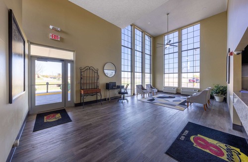 Nixa Hotel | Super 8 by Wyndham Nixa/Springfield Area