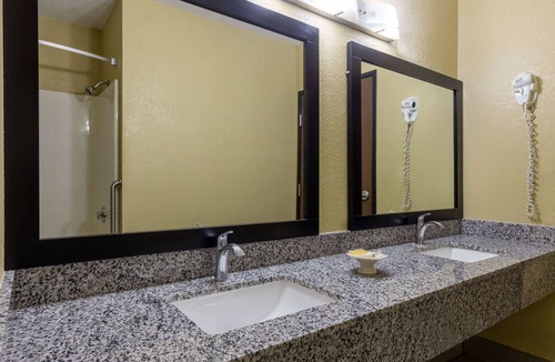 Nixa Hotel | Super 8 by Wyndham Nixa/Springfield Area