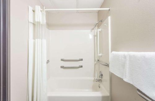 O'Fallon Hotel | Super 8 by Wyndham O'Fallon MO/St. Louis Area