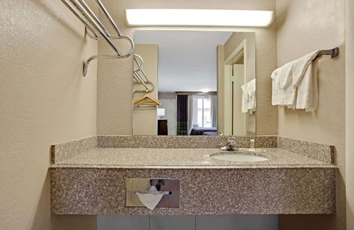 Oklahoma City Hotel | Super 8 by Wyndham Oklahoma/Frontier City