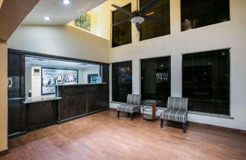 Central Oklahoma City Hotel | Super 8 by Wyndham Oklahoma Airport Fairgrounds West