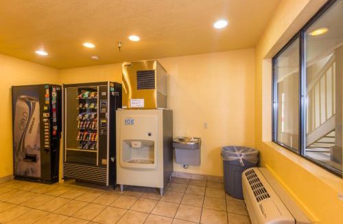 Central Oklahoma City Hotel | Super 8 by Wyndham Oklahoma Airport Fairgrounds West