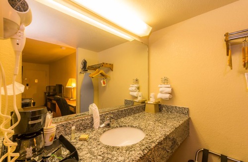 Central Oklahoma City Hotel | Super 8 by Wyndham Oklahoma Airport Fairgrounds West