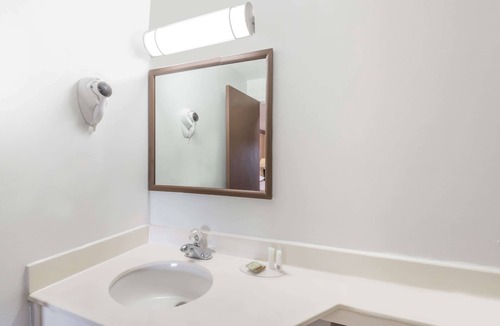 Westbrook Center Hotel | Super 8 by Wyndham Old Saybrook