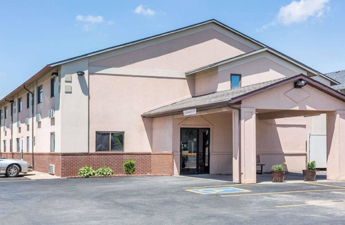 Osceola Hotel | Super 8 by Wyndham Osceola IA