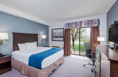 Port Elgin Hotel | Super 8 by Wyndham Port Elgin