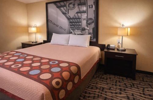 Pasadena Hotel | Super 8 by Wyndham Pasadena