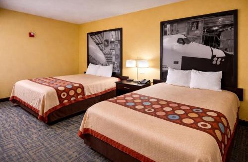 Pasadena Hotel | Super 8 by Wyndham Pasadena
