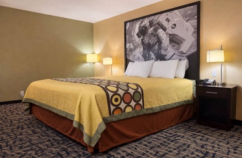 Pasadena Hotel | Super 8 by Wyndham Pasadena