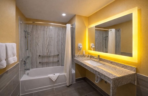 Pasadena Hotel | Super 8 by Wyndham Pasadena