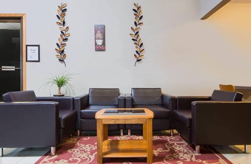 Pella Hotel | Super 8 by Wyndham Pella
