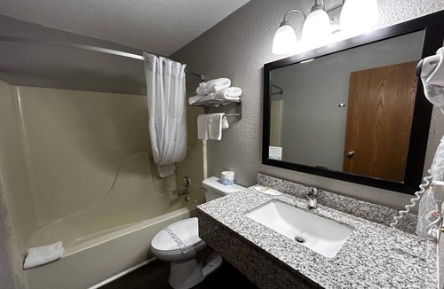 Pella Hotel | Super 8 by Wyndham Pella