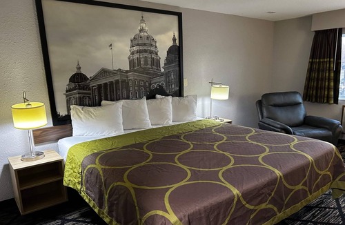 Pella Hotel | Super 8 by Wyndham Pella