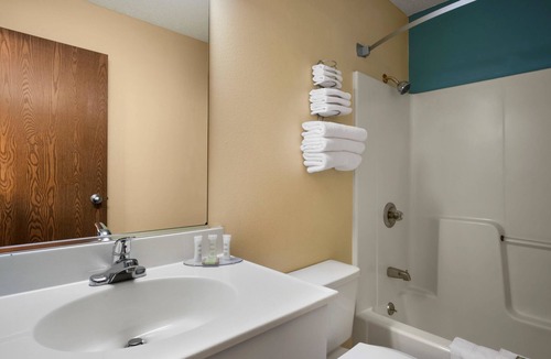 East Peoria Hotel | Super 8 by Wyndham Peoria East