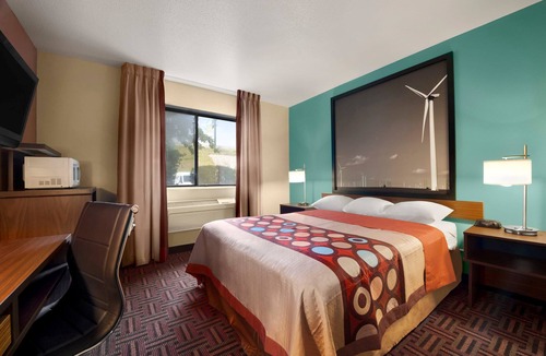 East Peoria Hotel | Super 8 by Wyndham Peoria East