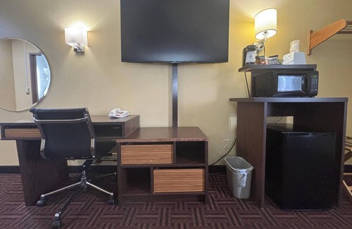 Peoria Hotel | Super 8 by Wyndham Peoria
