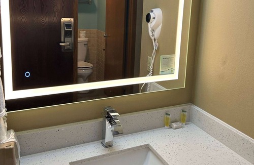 Perry Hotel | Super 8 by Wyndham Perry IA