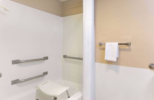 Perry Hotel | Super 8 by Wyndham Perry IA