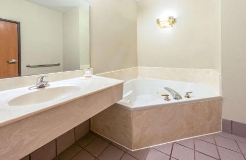 Pevely Hotel | Super 8 by Wyndham Pevely