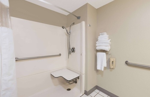 Pierre Hotel | Super 8 by Wyndham Pierre SD