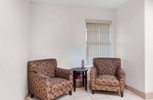Pleasanton Hotel | Super 8 by Wyndham Pleasanton