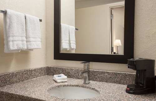 Rahway Hotel | Super 8 by Wyndham Rahway/Newark