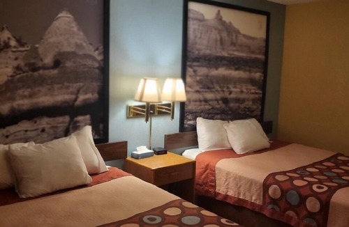 Raton Hotel | Super 8 by Wyndham Raton