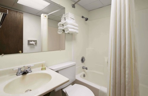 Redfield Hotel | Super 8 by Wyndham Redfield