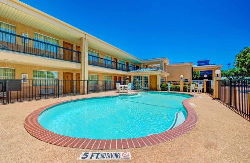 Richardson Hotel | Super 8 by Wyndham Richardson Dallas