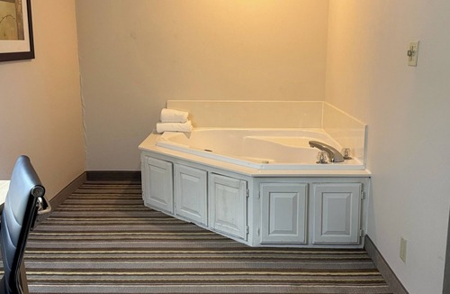 Richmond Hotel | Super 8 by Wyndham Richmond