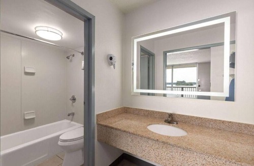 Riverside Hotel | Super 8 by Wyndham Riverside AL