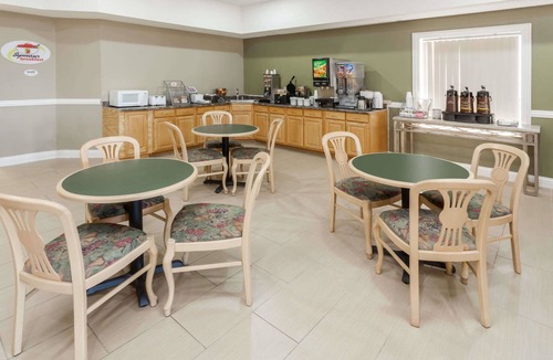Rochester Hotel | Super 8 by Wyndham Rochester
