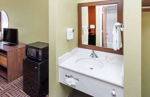 Rochester Hotel | Super 8 by Wyndham Rochester
