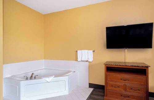 Salisbury Hotel | Super 8 by Wyndham Salisbury
