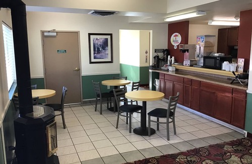 Salmon Hotel | Super 8 by Wyndham Salmon