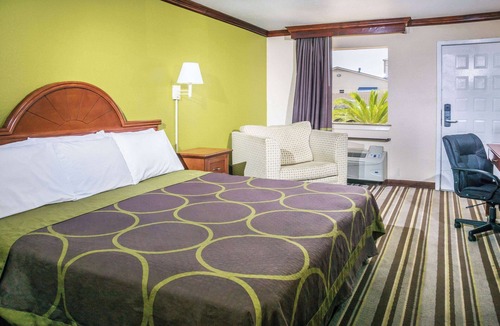 San Marcos Hotel | Super 8 by Wyndham San Marcos